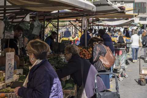Bari, Coronavirus: sospesi i mercati all'aperto fino al 3 aprile
